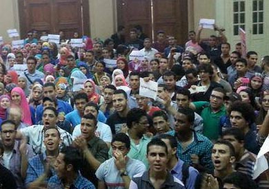 وقفة لطلبة كلية التجارة - ارشيفية